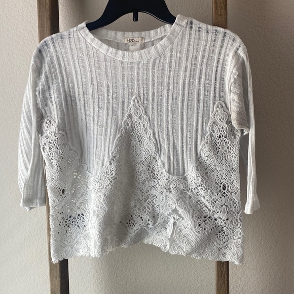 Tops - White quarter sleeve top with lace trim size small